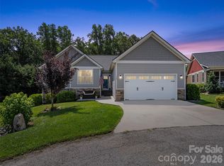 76 S Anvil Ave, Hendersonville, NC 28792