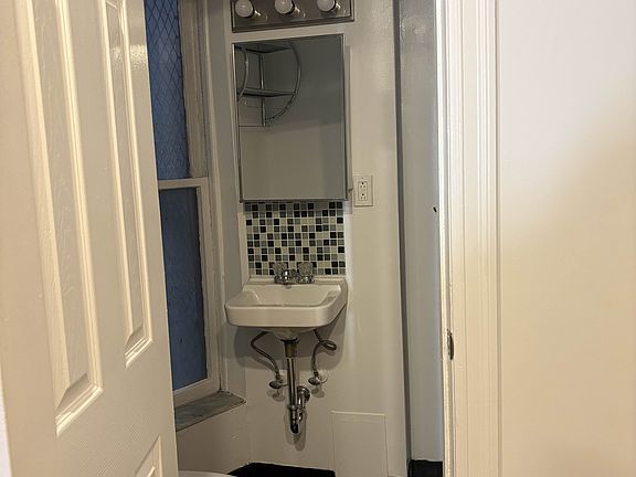 4th image of 414 W 42nd St APT 32