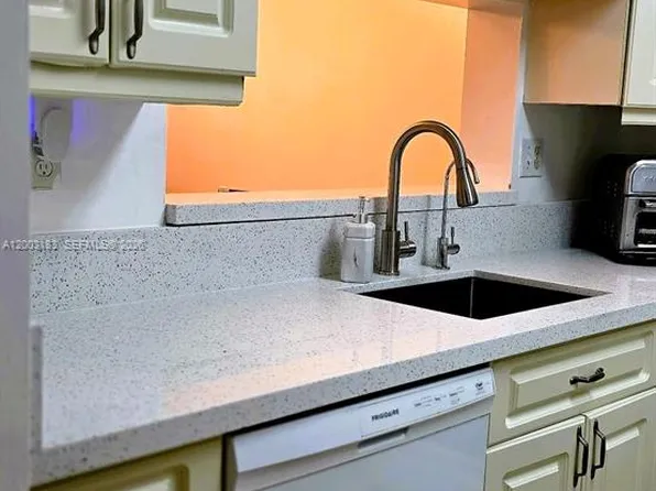 10835 SW 112th Ave APT 106, Miami, FL 33176