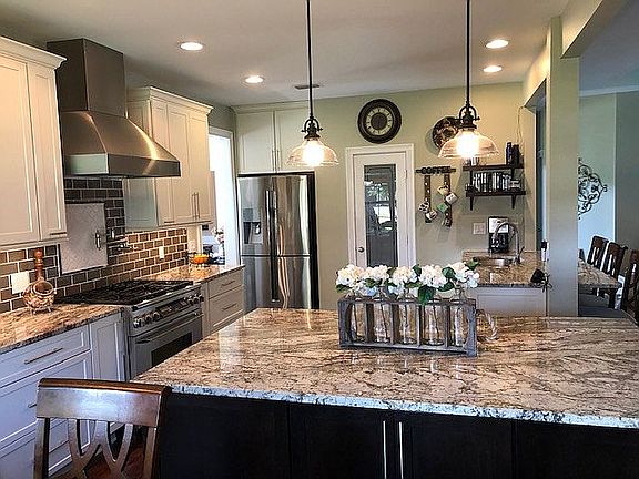 Granite/Soft Close Cabinets