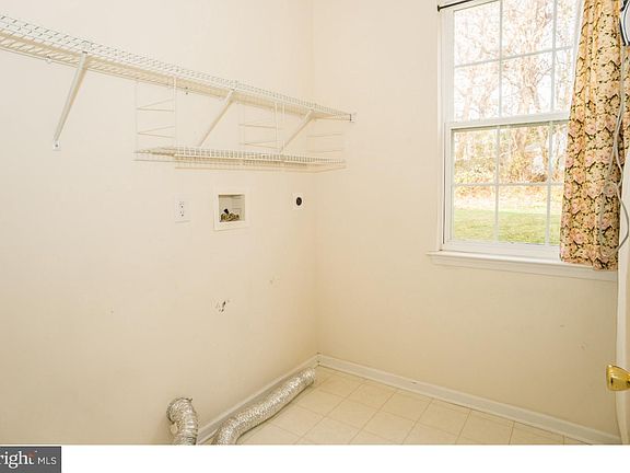 5th image of 713 Carriage Cir