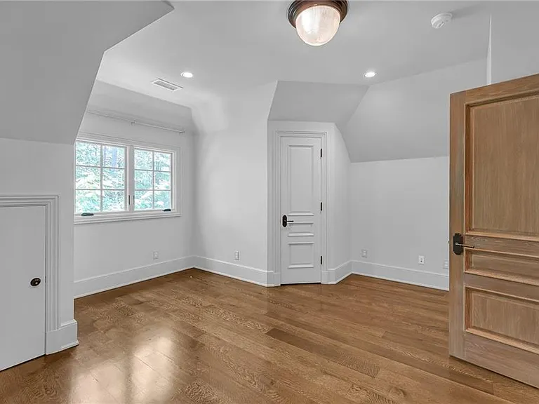 425 Broadland Rd NW — Photo 37