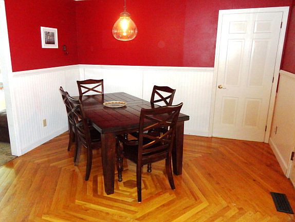 Dining area w Unique floor