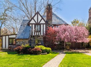 31 Rugby Rd, Rockville Centre, NY 11570