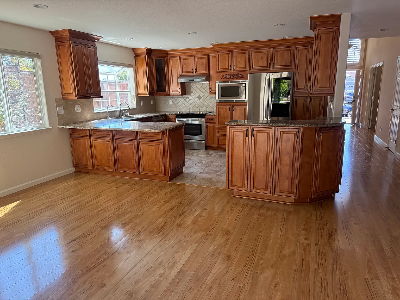 4 bed, 2072 sqft, $6,850 — Photo 2