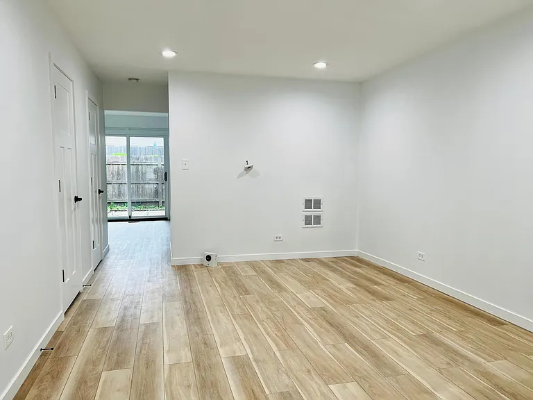 1704 Sussex Walk — Photo 3