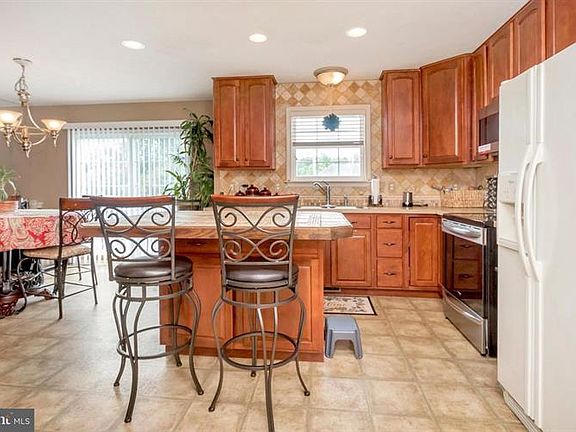 5th image of 6104 Crown Grant Dr