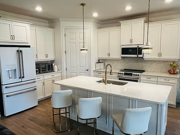 3rd image of 576 Maraviya Blvd