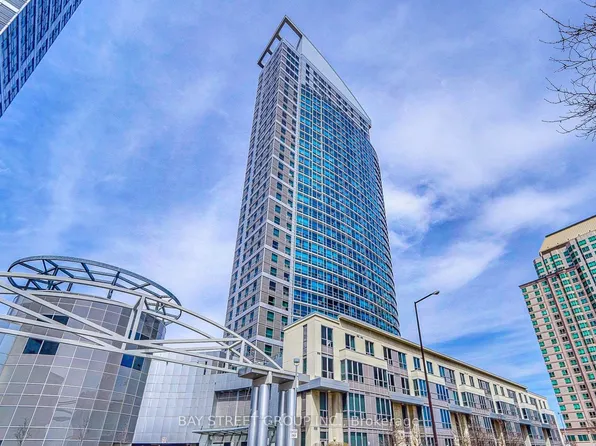 38 Lee Centre Dr #2712, Toronto, ON M1H 3J7