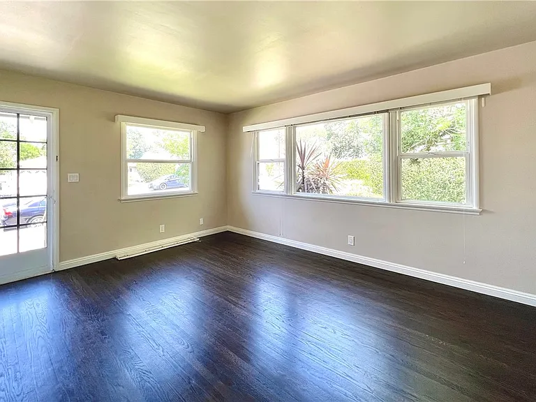 240 N Shamrock Ave — Photo 5