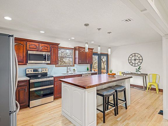 3rd image of 3 Garland Ln