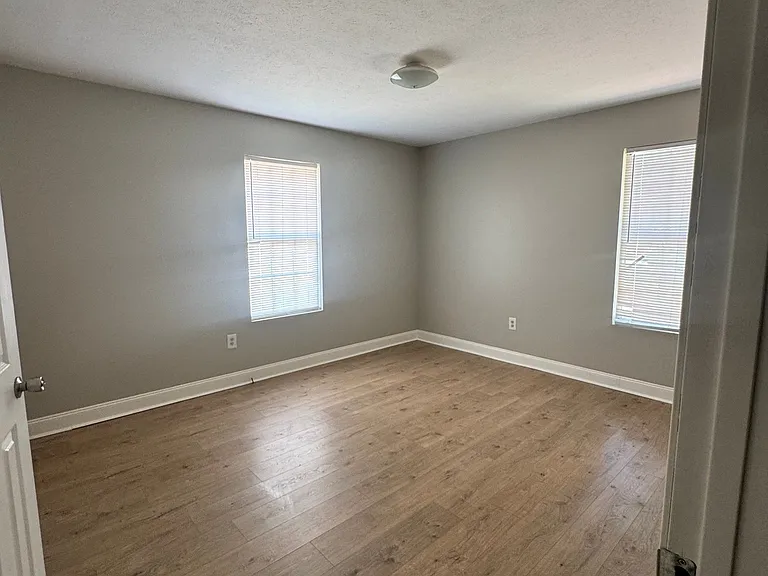 1047 Ellis Ln — Photo 7