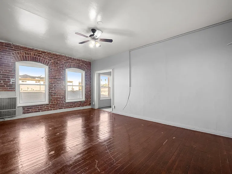 1516 N Hobart Blvd — Photo 2
