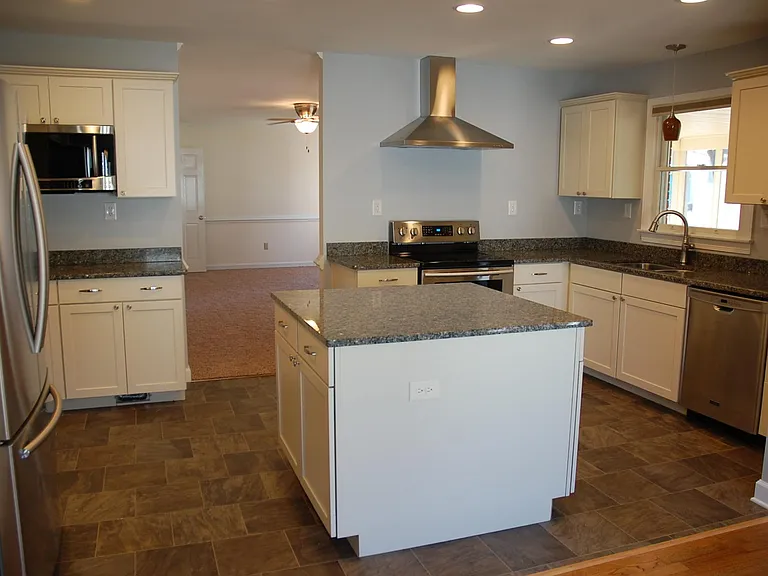 104 Dorchester Ln — Photo 2