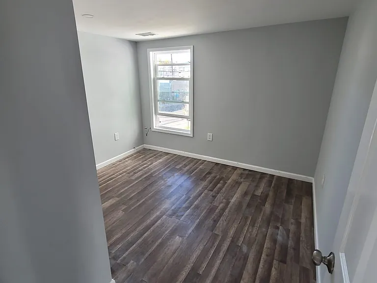 1029 E Grand St #2 — Photo 8