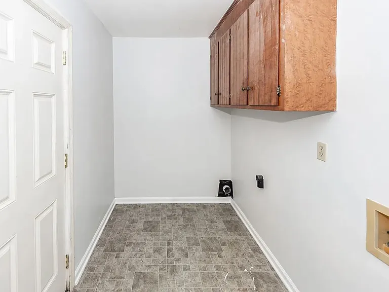 120 Colonial Ct — Photo 12