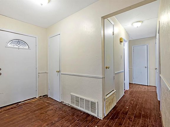 2nd image of 710 S Hunters Glen Cir
