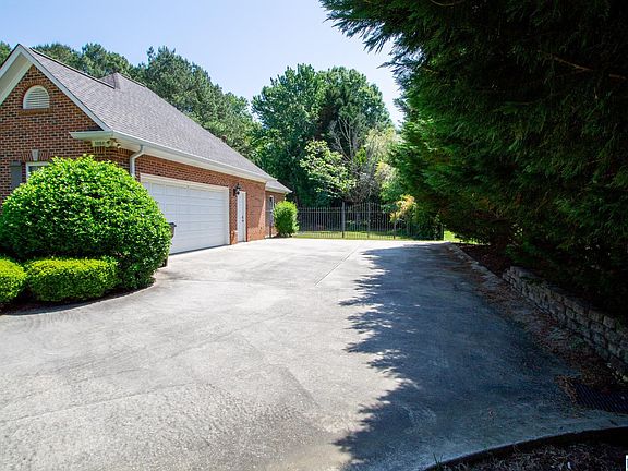 3rd image of 1084 Saddle Creek Pkwy