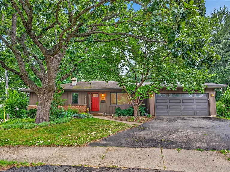 18 Cathy Ct — Photo 1
