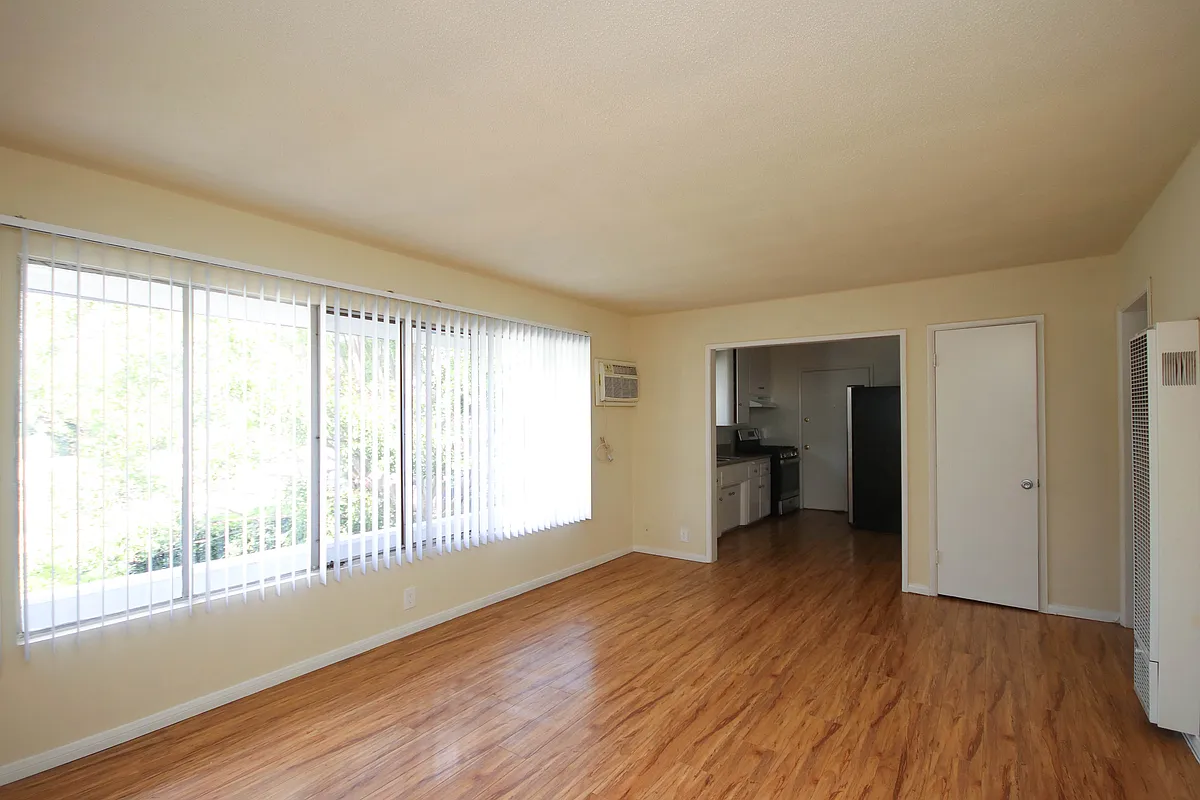 Building Photo - 2035 Huntington Dr #6