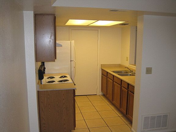 4th image of 4420 E Wood St #1