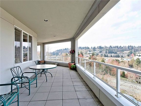 ANOTHER VIEW OF THE HUGE ENTERTAINMENT SIZED DECK
