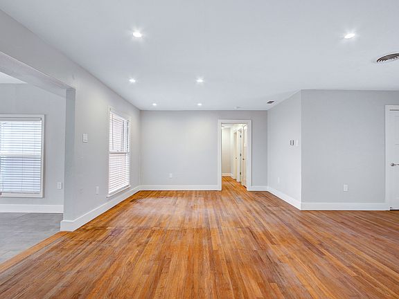 3rd image of 731 Robinhood Pl