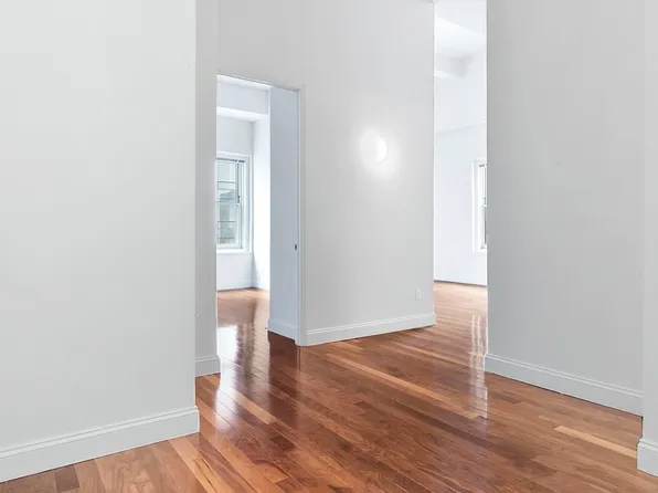 88 Greenwich Street 1704 image 2 of 6