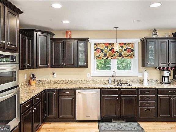 5th image of 182 Maywood Dr