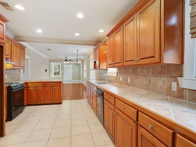 1320 Perkins Rd — Photo 2