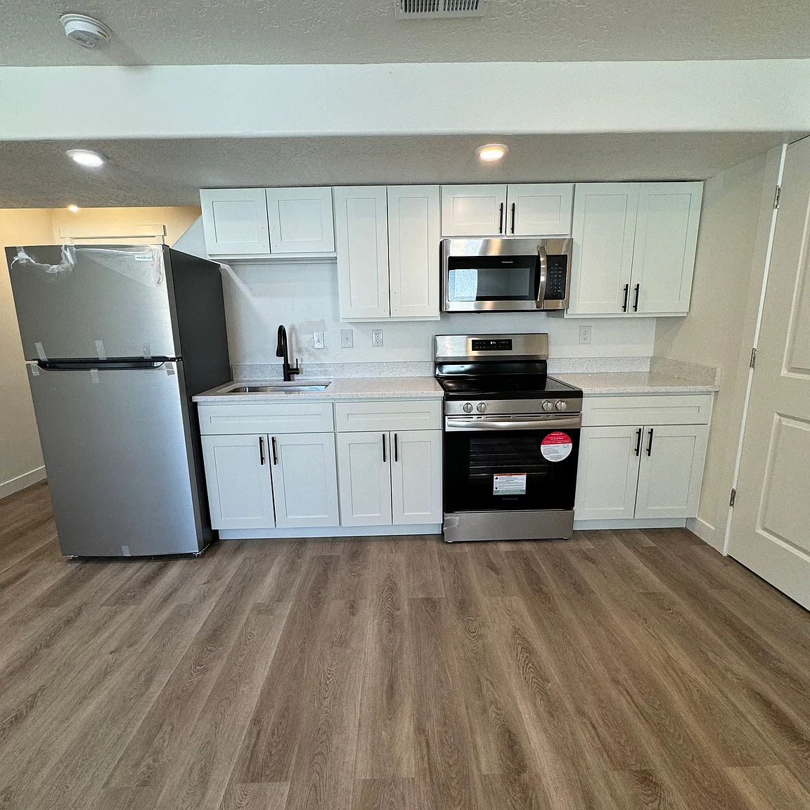 Studio, 606 sqft, $1,150 — Photo 2