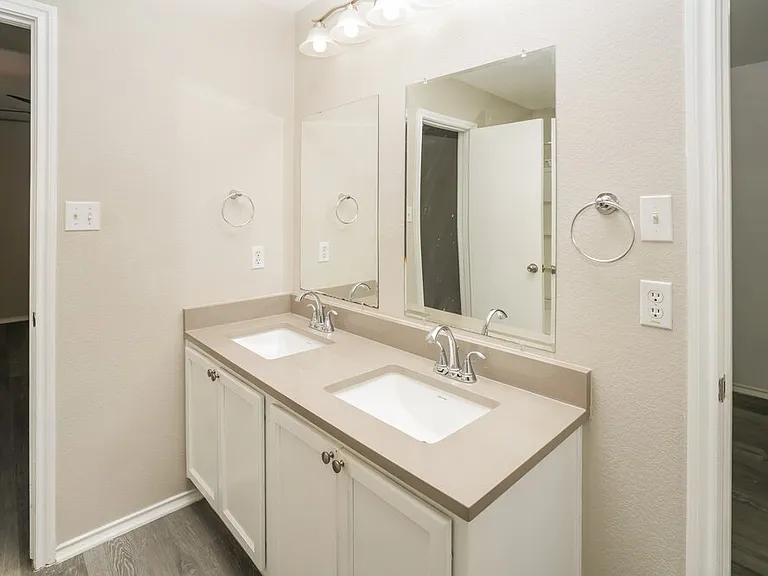 411 Saul St — Photo 10