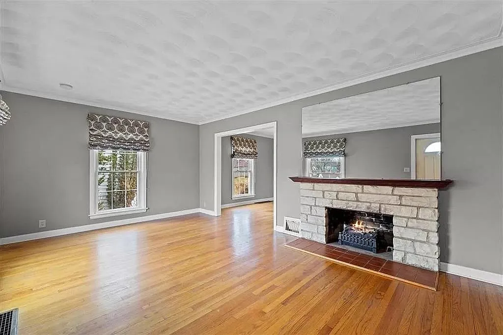 2047 B Ave NE — Photo 3