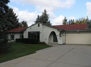 W358N5955 Surrey Dr, Oconomowoc, WI 53066