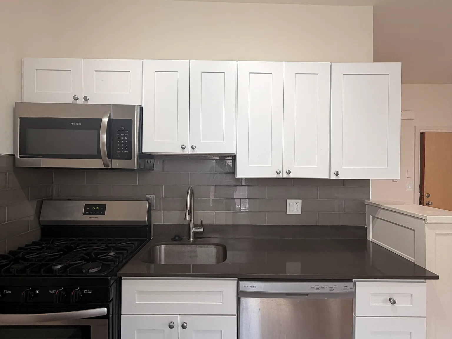1 bed, 450 sqft, $1,300 — Photo 3