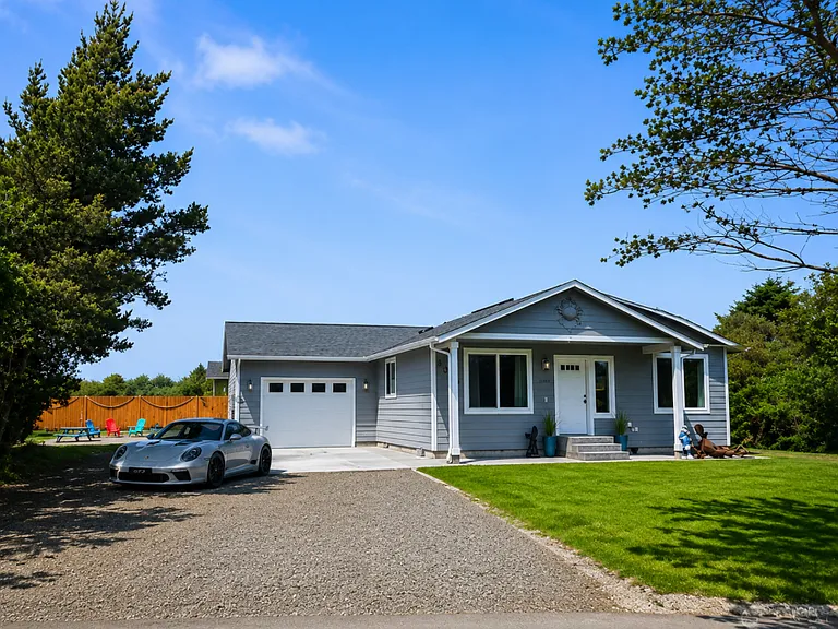 1045 Tonquin Ave SW — Photo 2