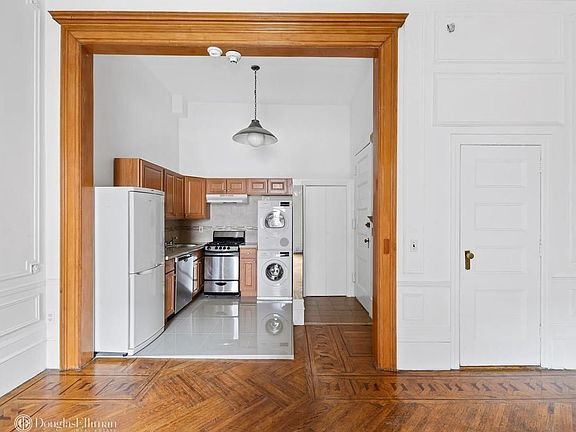3rd image of 44 W 70th St APT 2R