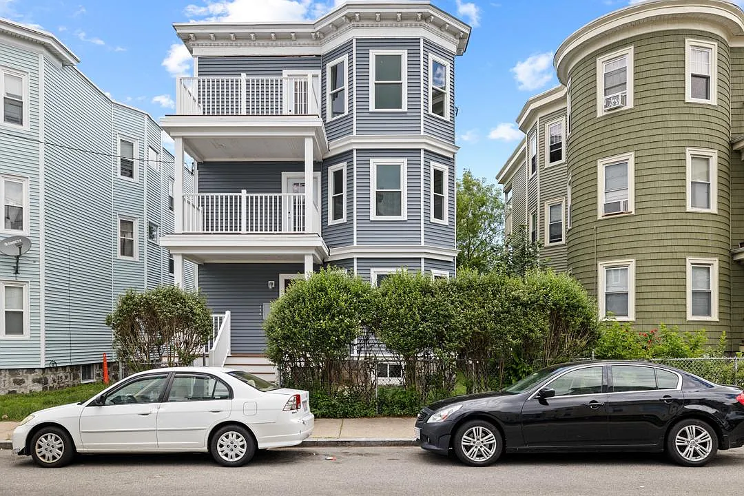 16 Leslie St — Photo 1