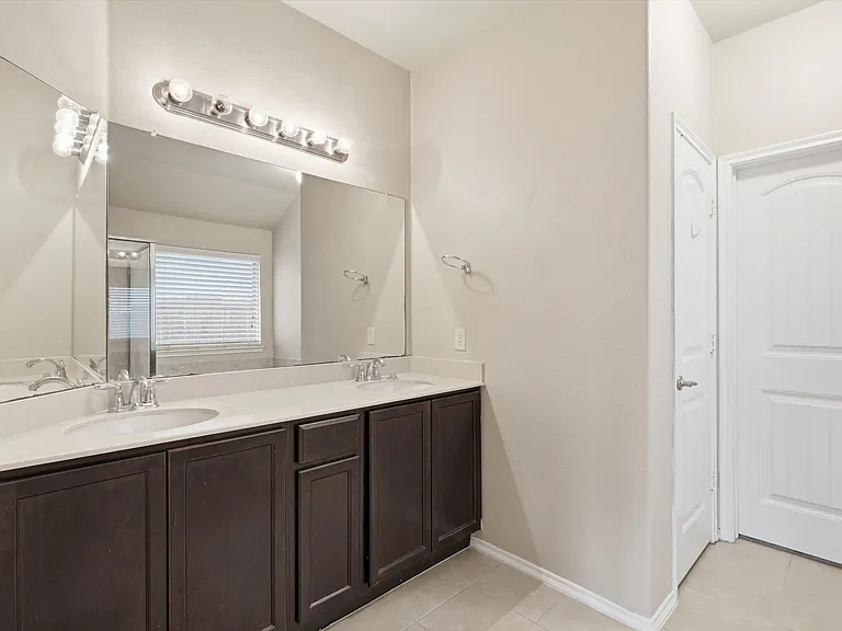 1115 Dickenson Dr — Photo 4