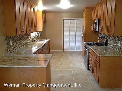 3rd image of 1007 Woodlawn Dr