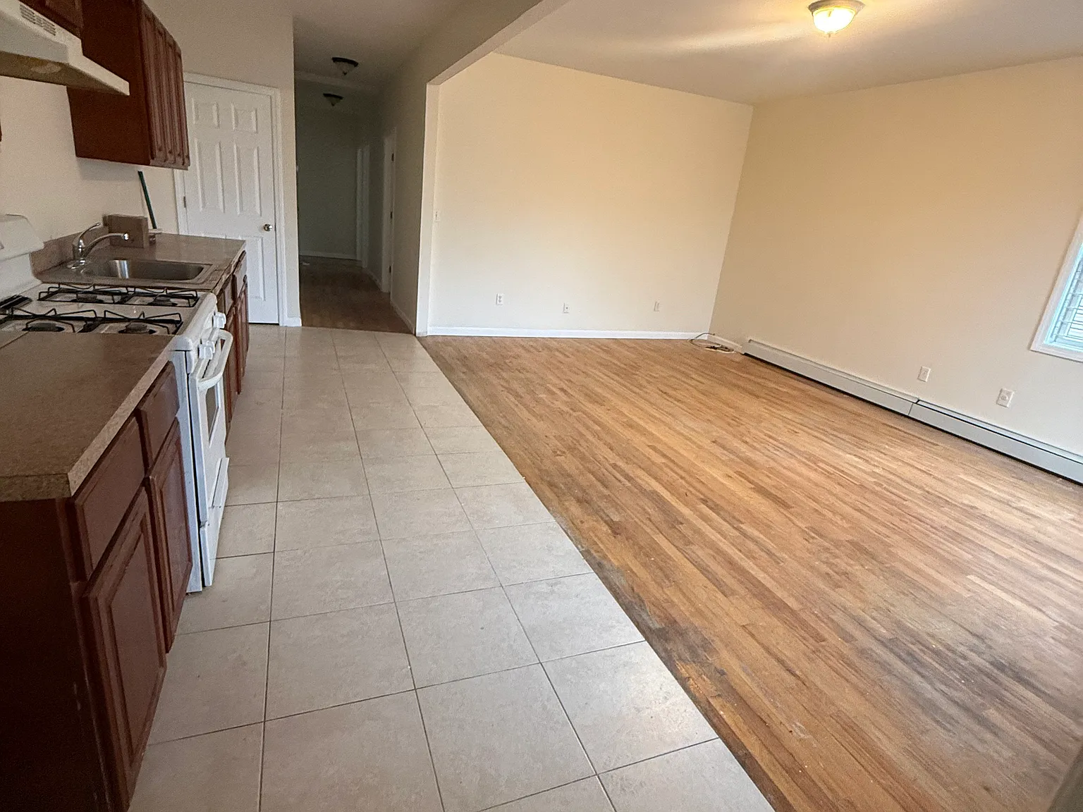 3 bed, 1900 sqft, $3,541 — Photo 3