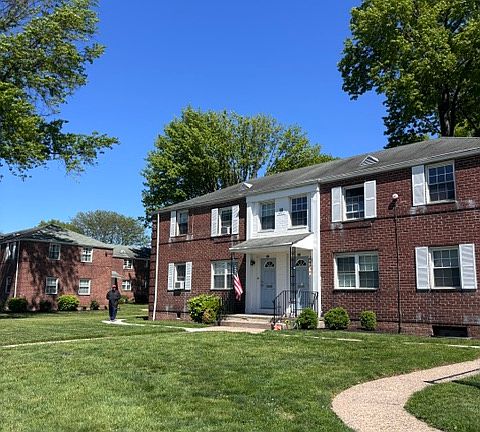 2nd image of 165 Gold St APT F