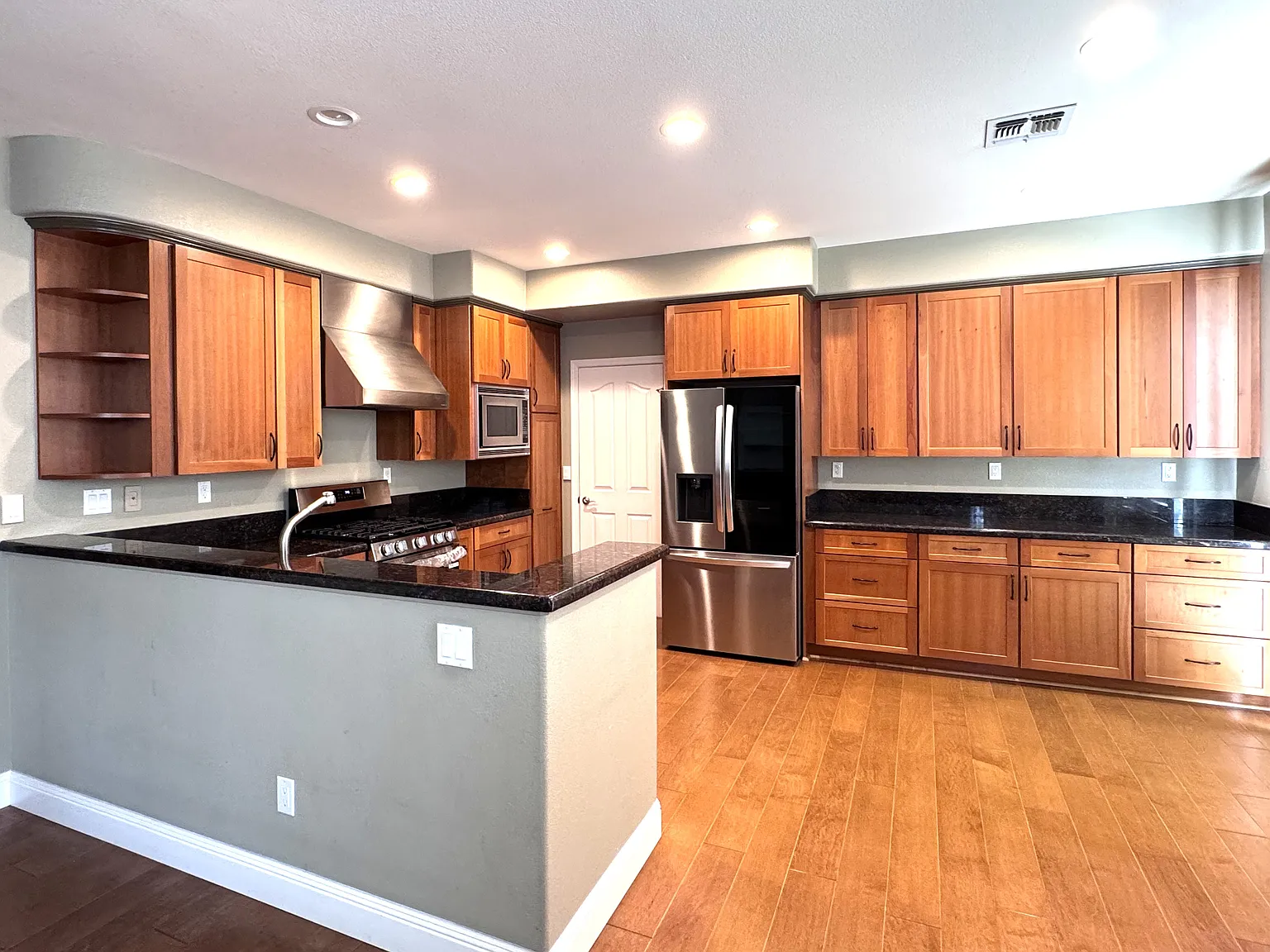 4 bed, 2.5 bath, 2337 sqft, $4,950 — Photo 4