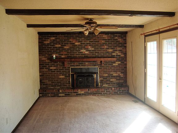 Family room w/ceiling fan