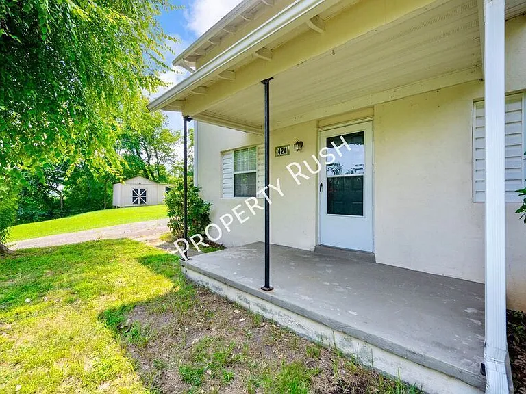 424 Hedgewood Dr — Photo 3
