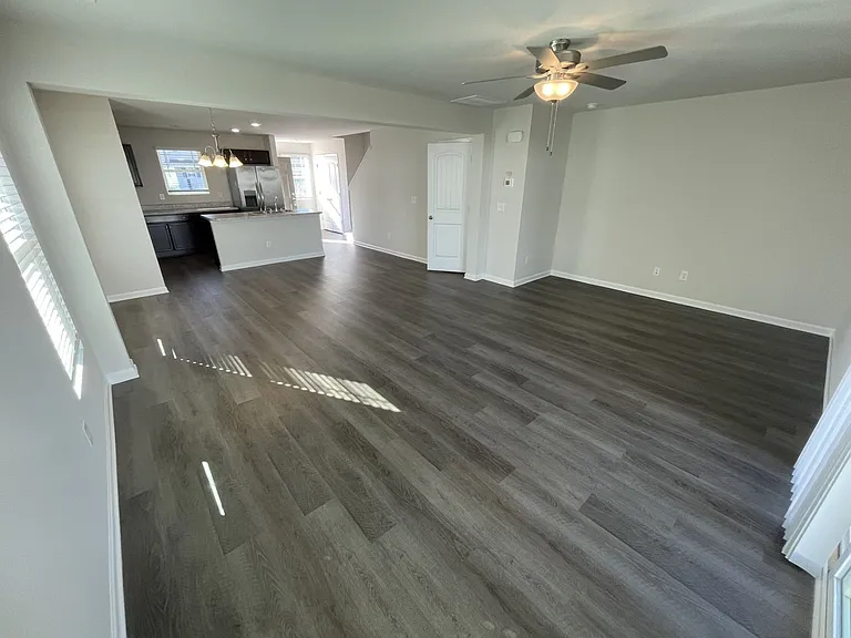 1056 Peony Ln — Photo 6