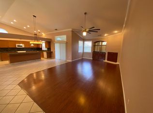 1024 E Arlen Ave, Visalia, CA 93292