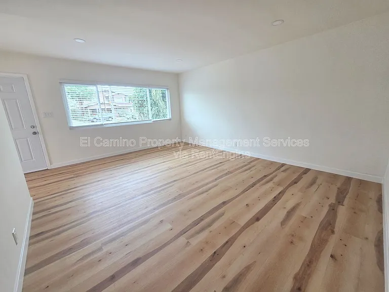 3164 Pine Ave — Photo 8