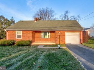 323 Woodland View Dr, York, PA 17406
