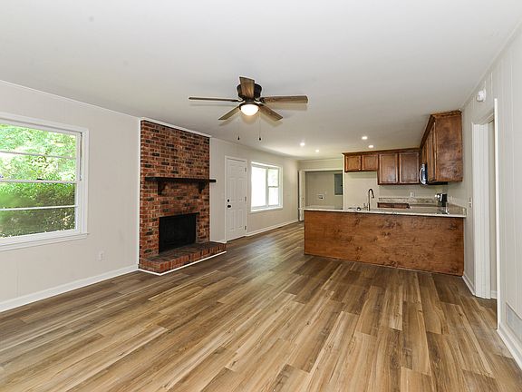 5th image of 2408 Hunt Club Rd
